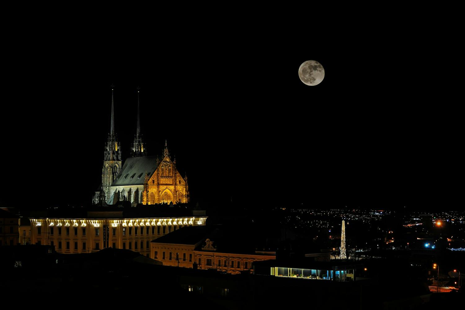 shutterstock 1837549354 t 4kugzvpeacvc2jdyxugg Supermåne och katedral